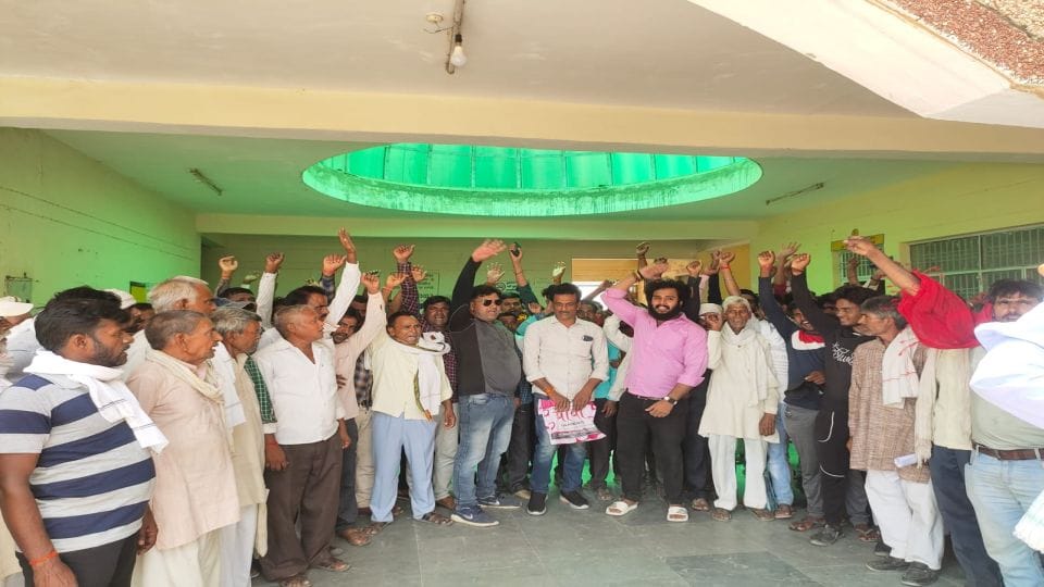 Farmers protest for compensation of land acquired in Kishni tehsil of mainpuri