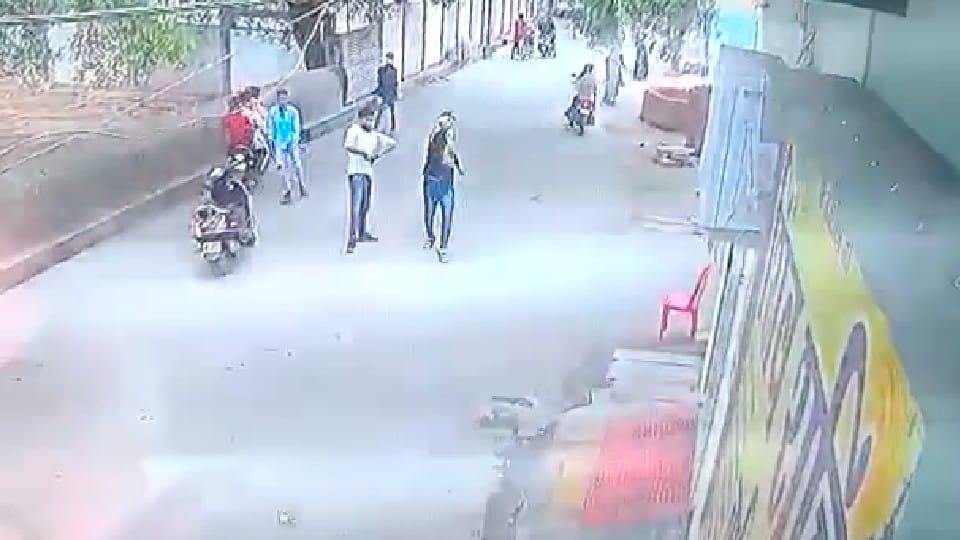Gwalior: The miscreants fired at the house, police are searching on the basis of CCTV