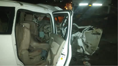 गांव रतनगढ़ के पास डंपर की टक्कर से क्षतिग्रस्त हुई कार।