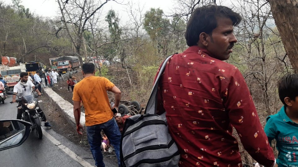 MP News: Bus falls into 50 feet deep gorge on Khandwa road of Indore, five passengers killed, 17 injured