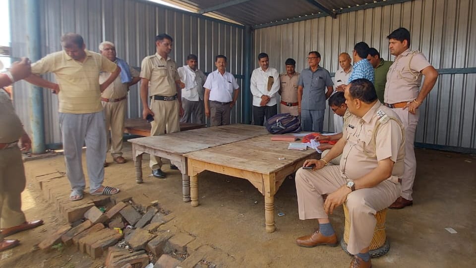 Joint team of CM Flying and Forest Department raided Tosham and caught 16 vehicles full of wood