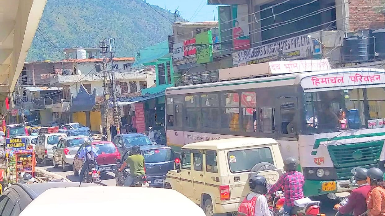 HRTC bus stopped in the middle of the road due to the exhaustion of diesel