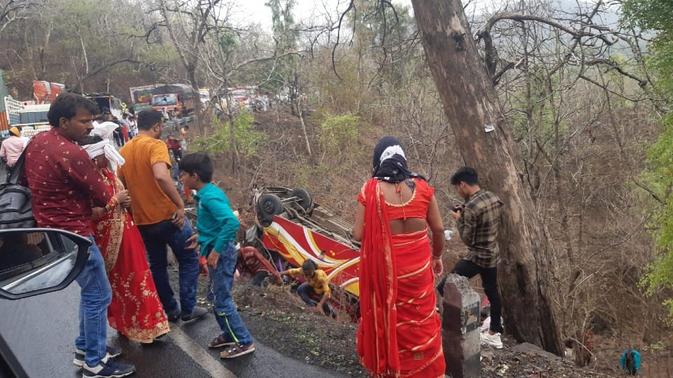 MP News: Bus falls into 50 feet deep gorge on Khandwa road of Indore, five passengers killed, 17 injured
