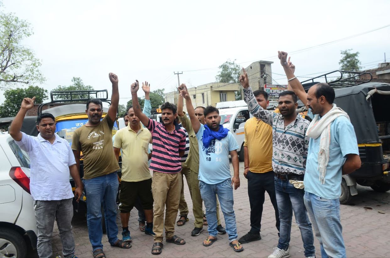 Auto drivers demonstrated against RTOs