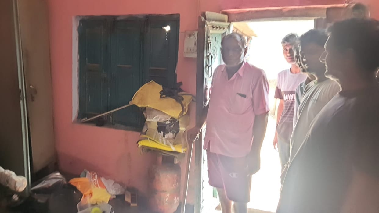 Hapur Miscreants wearing briefs-vest attacked two houses looted jewelery and cash worth lakhs old woman injured