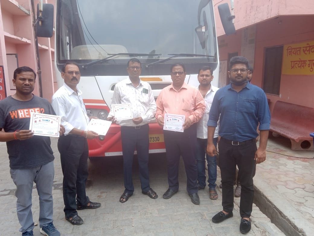 11 donated blood in amar ujala camp