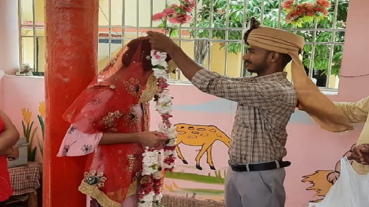 The lover couple marry in police station in flawda of Meerut District and see photos