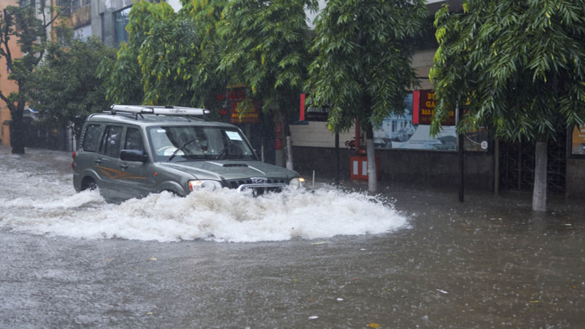 Driving Tips In Monsoon Season These Things That You Should Know News in Hindi
