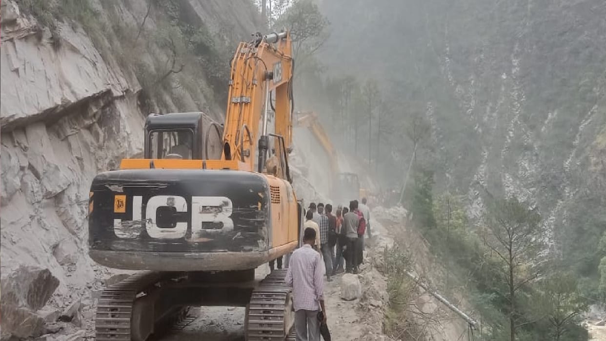 mountain break in Chamoli Karanprayag Gwaldam highway closed in Manchida