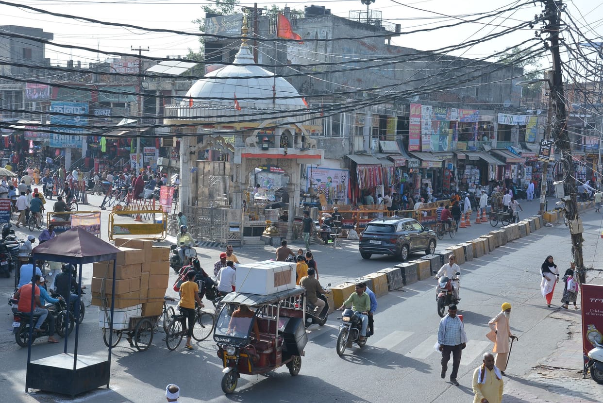 Yellow roof e-rickshaw missing from Shiv Chowk-Bhagat Singh road