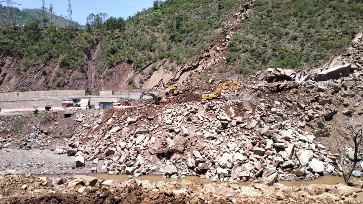 Jammu Kashmir Weather update Jammu and Srinagar highway blocked third day work continues for restoration