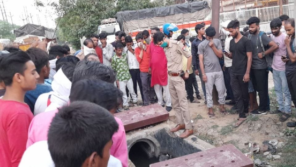 Farm house watchman murdered dead body found in the drain in Agra