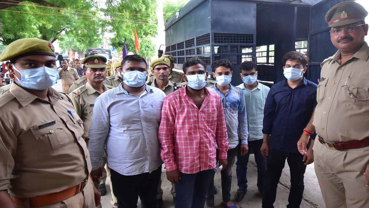 Prayagraj: Five including the kingpin of bomber gang arrested, car and explosives recovered