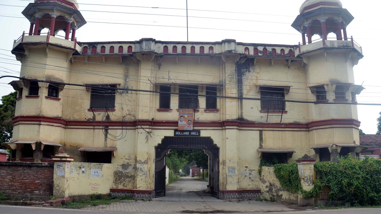 holland hall hostel: terror of chaotic elements in the hostel, half the students left the room