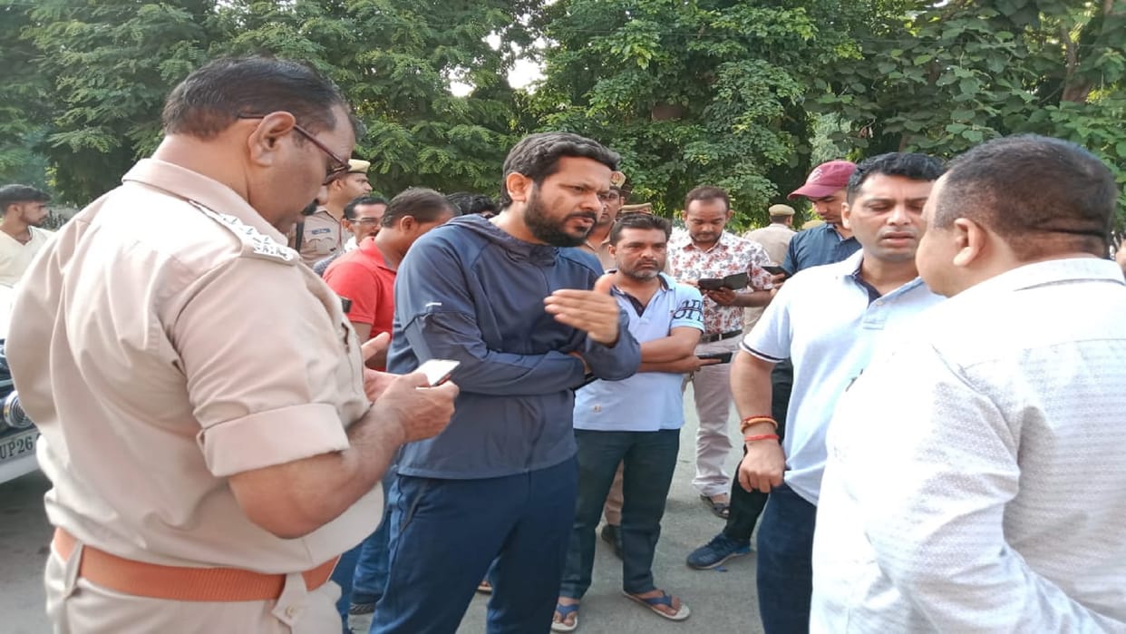 Pilibhit Road Accident DCM Overturned on Highway 10 Killed and Many Injured News in Hindi