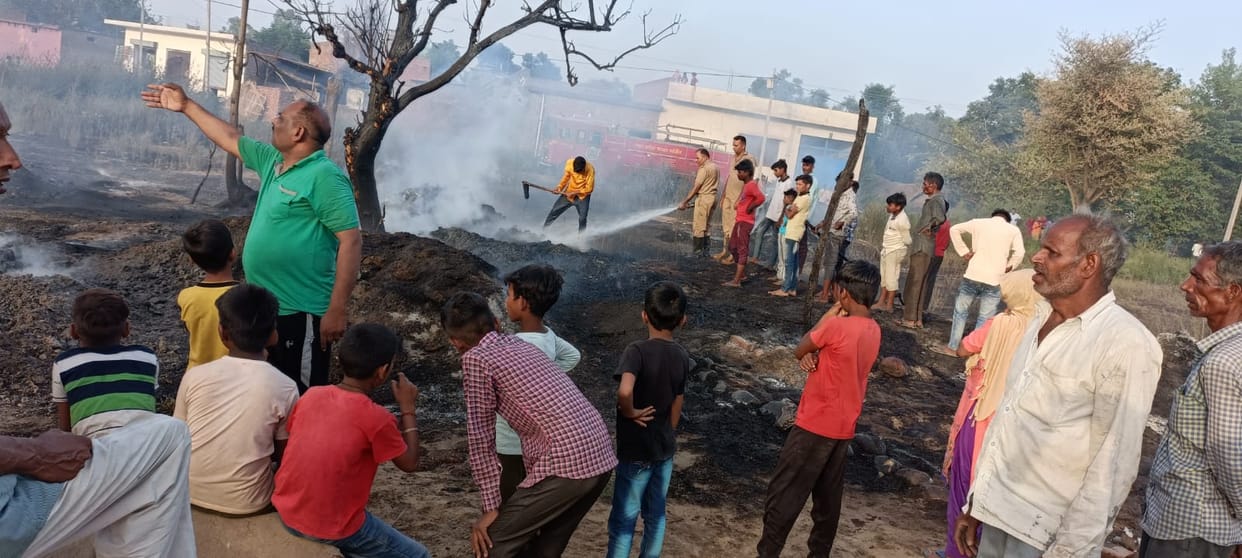 Houses of more than 25 villagers burnt by fire and surrounded