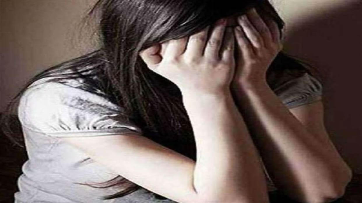 Viral Video: First made a video of a young man and woman wrapped behind a wall in Jamui, then beaten up