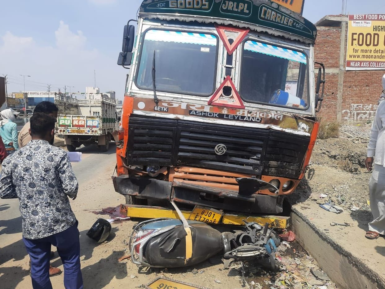 Kanpur dehat : Uncontrolled truck tramples contract health worker posted at Sarwankheda PHC, death