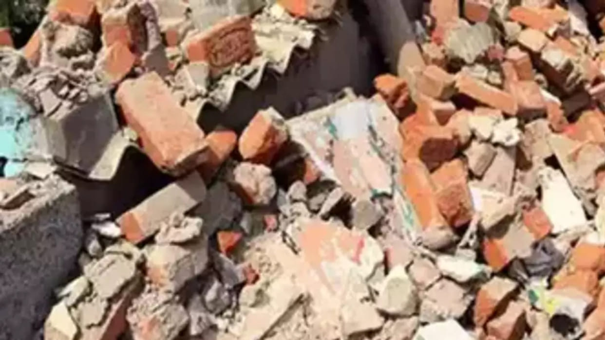 twelve injured in slab collapse at industrial unit in Mumbai