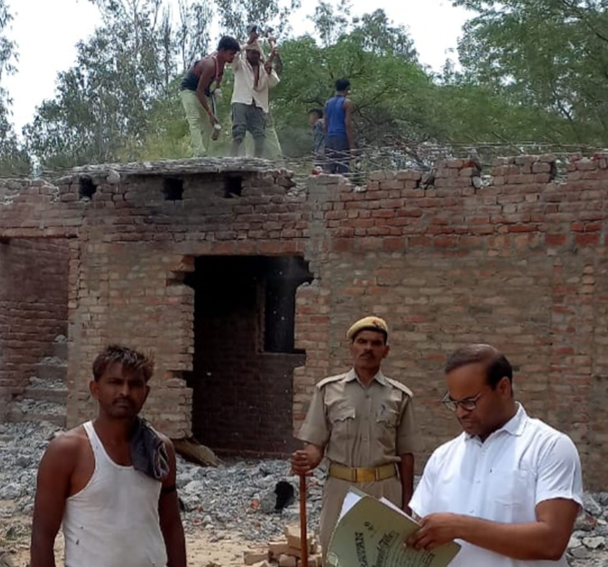 atikraman,farrukhabad news,buldoger