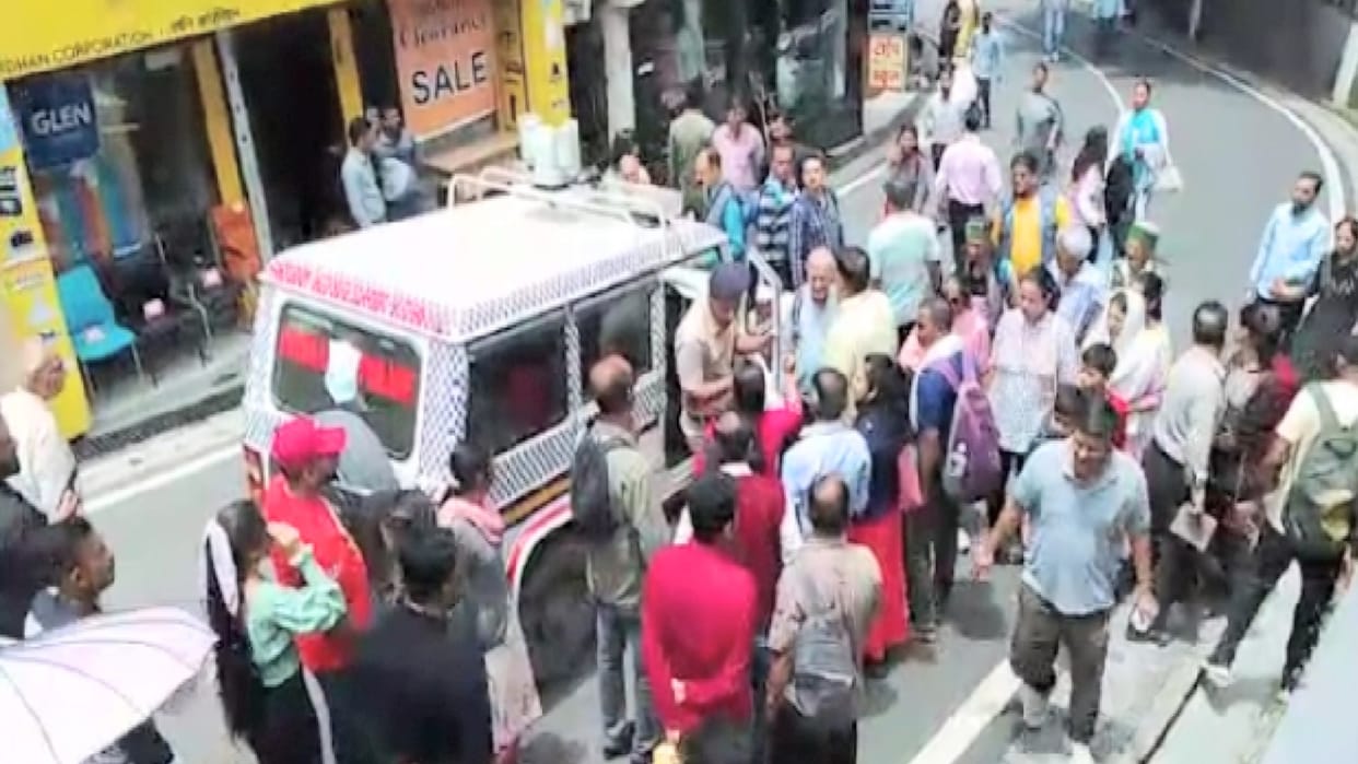 Woman beat up man in front of police on Mall Road in Shimla, kicked and punched fiercely