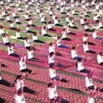 योग दिवस के मौके पर राजकीय इंटर कॉलेज में योग करती छात्राएं