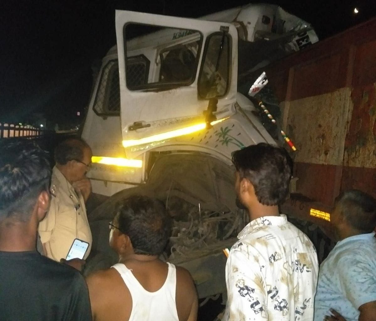 Kanpur Dehat : Truck collided with trailer, driver died, Akbarpur overbridge jammed
