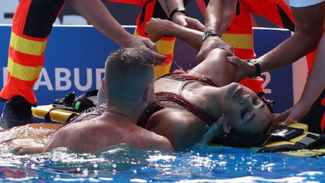World Swimming Championship American swimmer faints in water, coach jumps to save