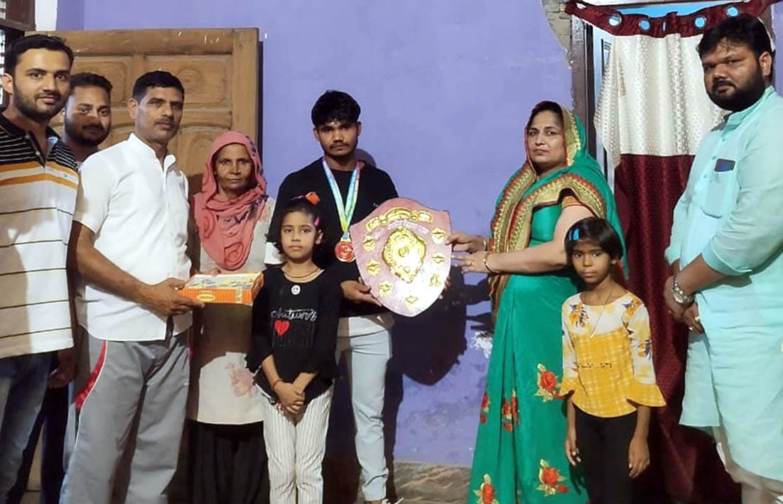 Won gold lifting competition, warm welcome