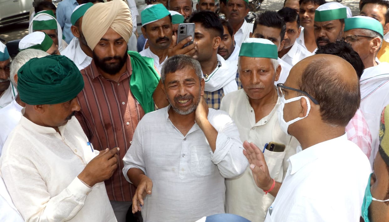 Farmers presented memorandum by demonstrating in the Collectorate