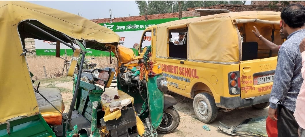 Van-auto clashes, seven injured