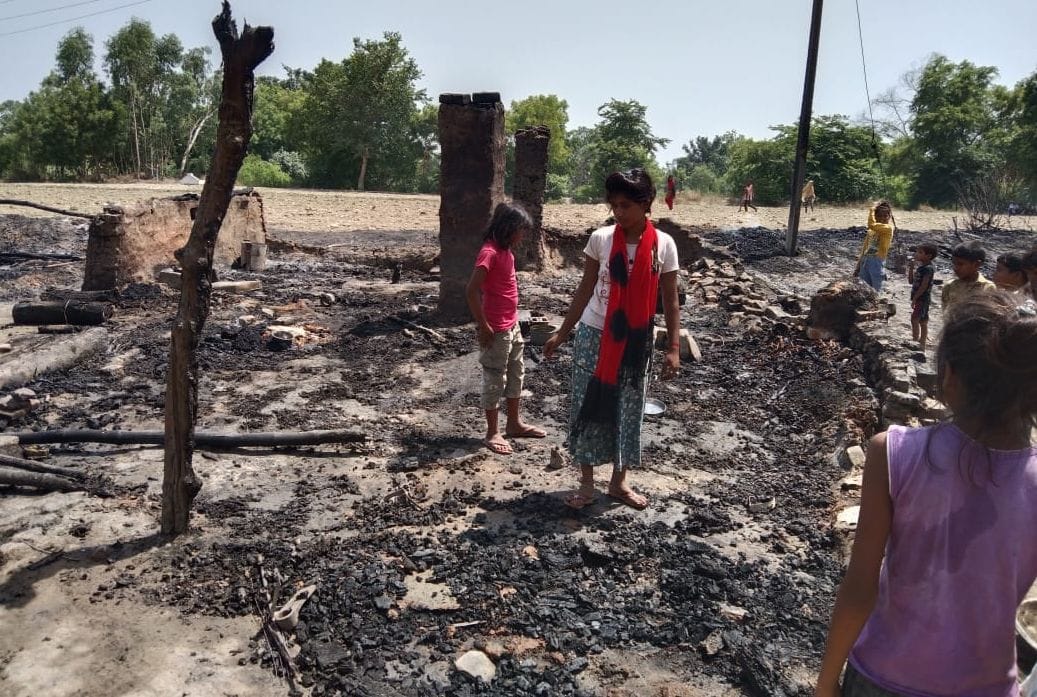 hardoi news,Houses of five houses burnt due to fire, five cattle died