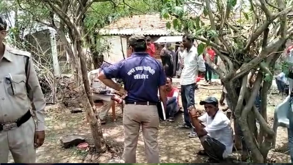 Sehore: Husband slits wife's throat on suspicion of character suspicion, after murder tried to kill her by drinking poisonous substance