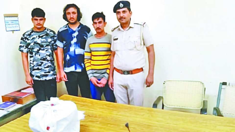Police caught three friends with ganja and charas in Charkhi Dadri