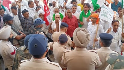 पानीपत में प्रदर्शन करते किसान।