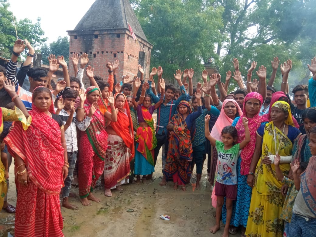 The people of Lahore Basti, deprived of the benefits of the schemes, demonstrated