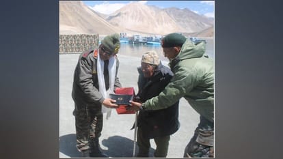 Northern Army commander Lt Gen Upendra Dwivedi visits forward areas along LAC Leh