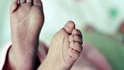 Aligarh News: मां की मौत के बाद मासूम भी हार गया जिंदगी की जंग, उपचार के दौरान मौत Even the innocent child lost the battle of life after the death of his mother