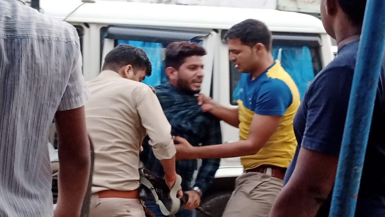 Amethi CO and former chief clashed in overtake dispute people from both sides fought fiercely