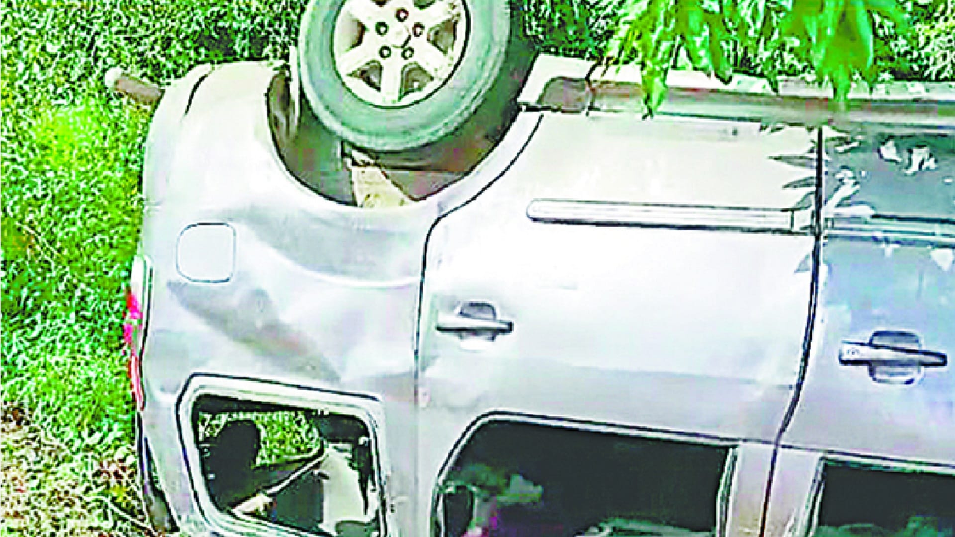 SUV car overturned after tire burst on Khirwa Road  in Meerut, injuring 13 people including children