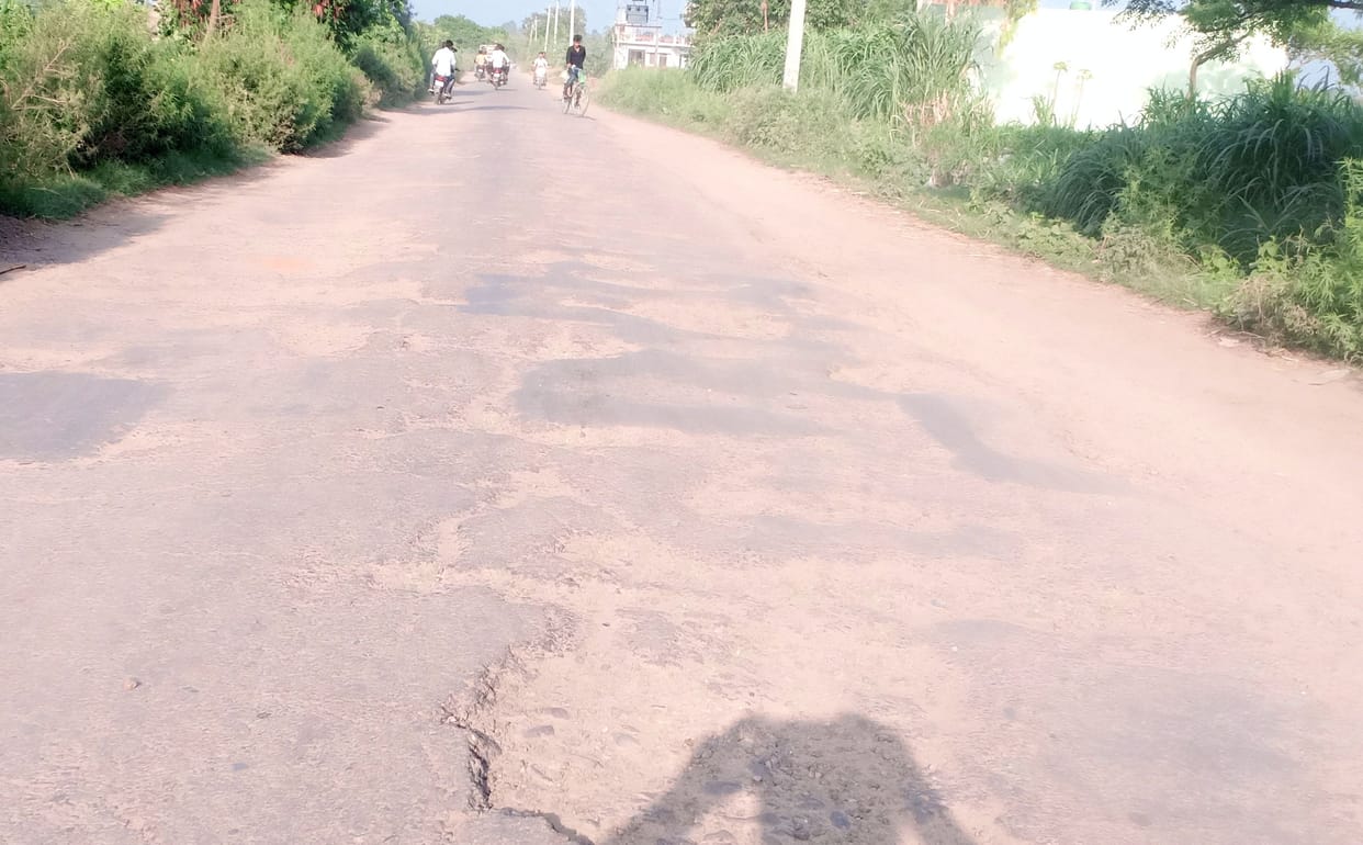 Amar Ujala Abhiyan: Three thousand potholes in six kilometers on Nagina-Harewali road