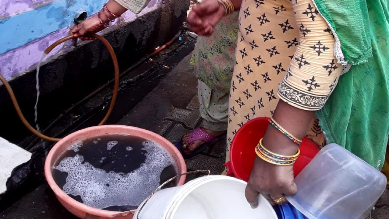 Dirty water coming in taps in Aligarh people are struggling with the problem of drinking water