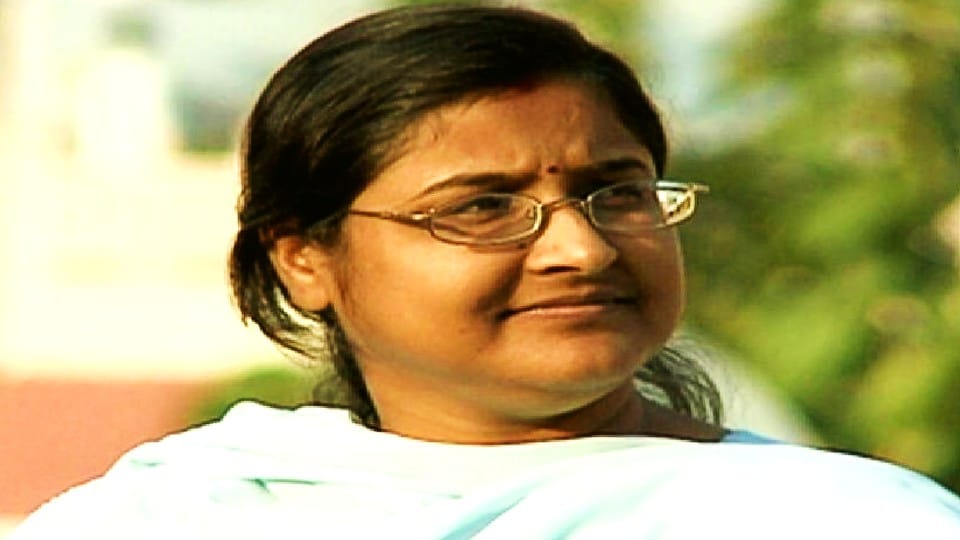 former ips Amitabh Thakur wife Nutan Thakur driving license found fake in agra