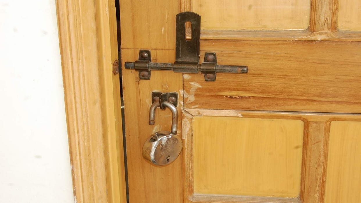 Thief escaped by jumping from second floor in Rajouri Garden area of Delhi and a crook caught