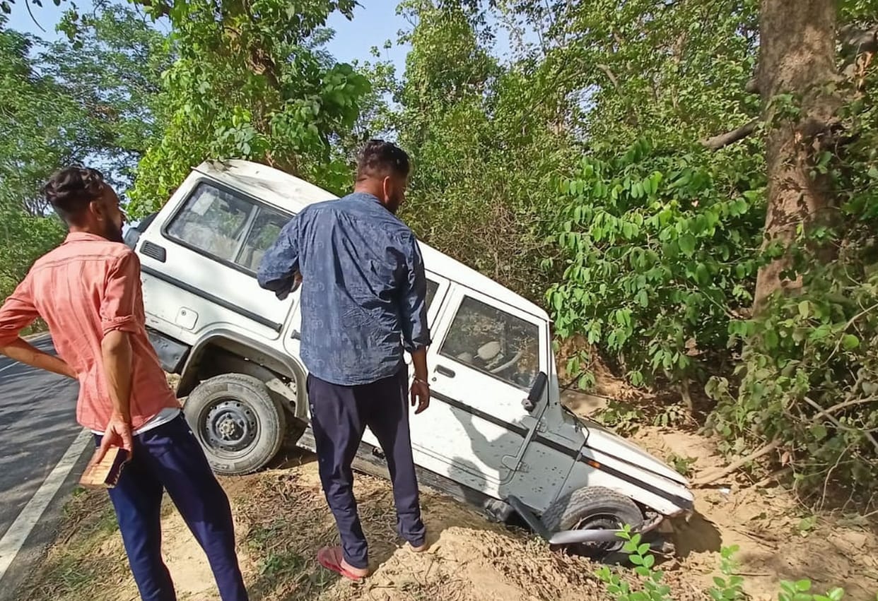 High speed school vehicle fell into the pit, the children left childless