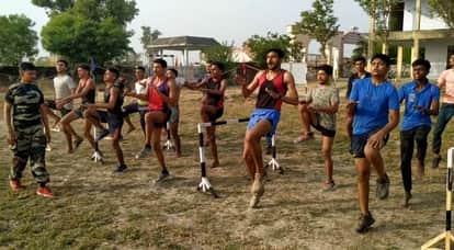 शारीरिक प्रशिक्षण प्राप्त करते युवा। संवाद