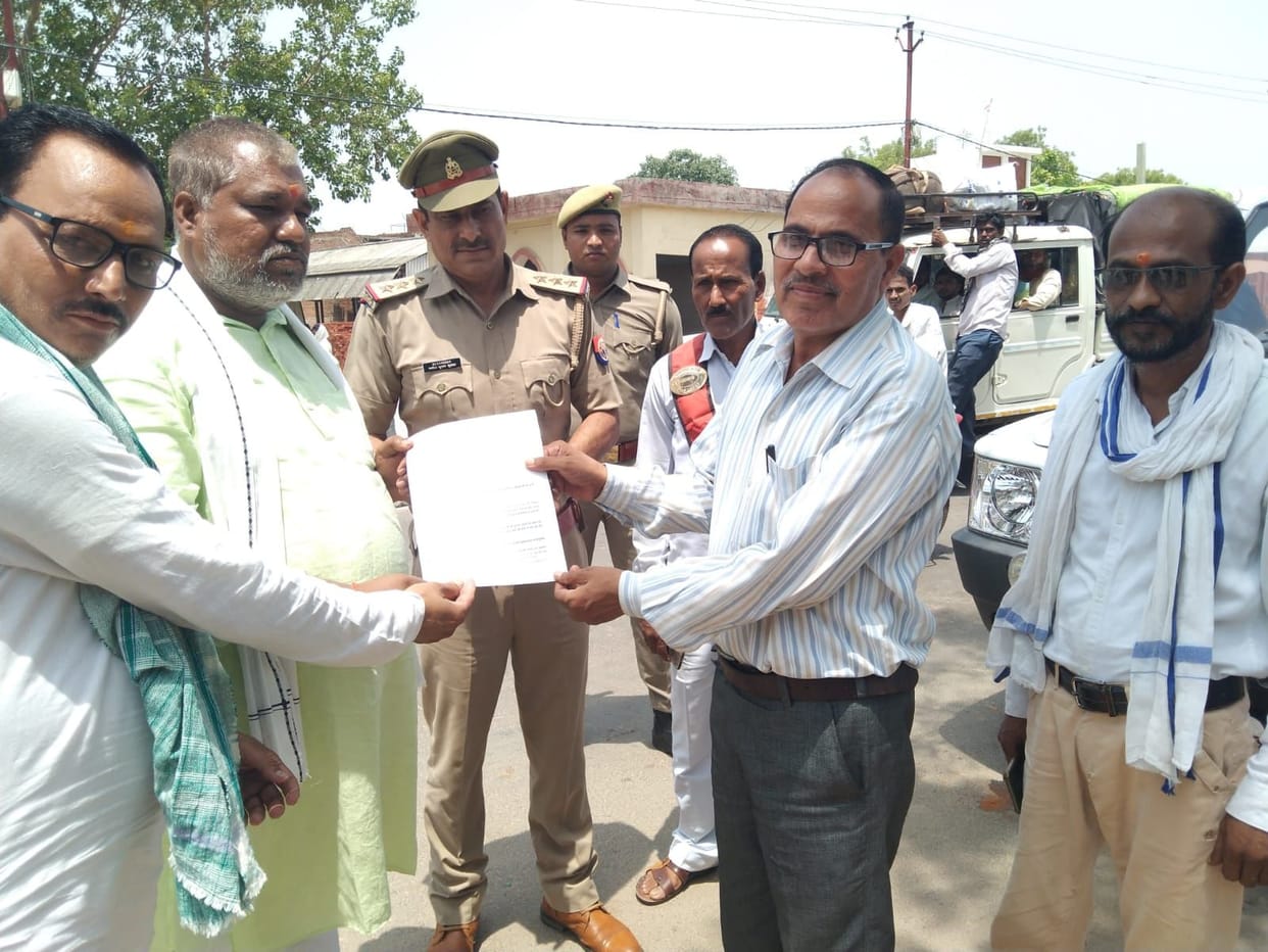 The farmers who were opposing the Agneepath scheme were seated by the police.