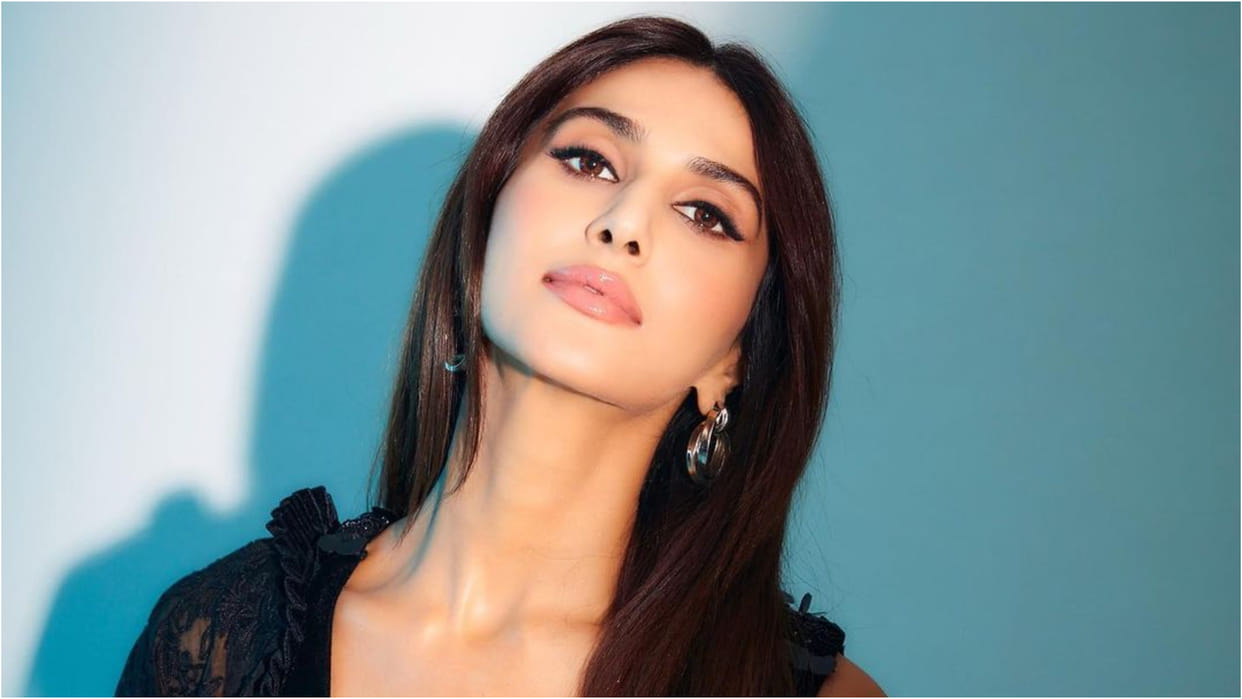 vaani kapoor deep plunging neckline black dress for shamshera promotion