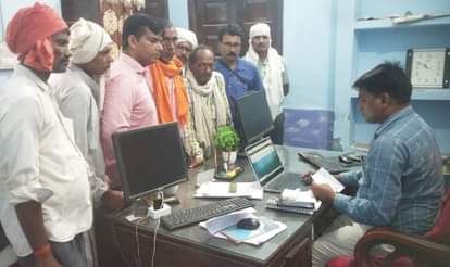 विद्युत पावर हाउस बिंदकी में लगे ओटीएस कैंप में बिल सही कराते उपभोक्ता। संवाद