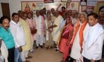 खैर रोड़ स्थित विधायक कार्यालय पर लोकतंत्र रक्षक सैनानियों व उनके परिजनों का स्वागत करते पूर्व ?